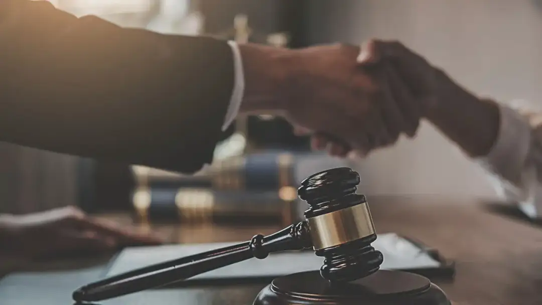 Oprocentowanie kredytu we frankach: Jak to działa? SARON i unieważnienie