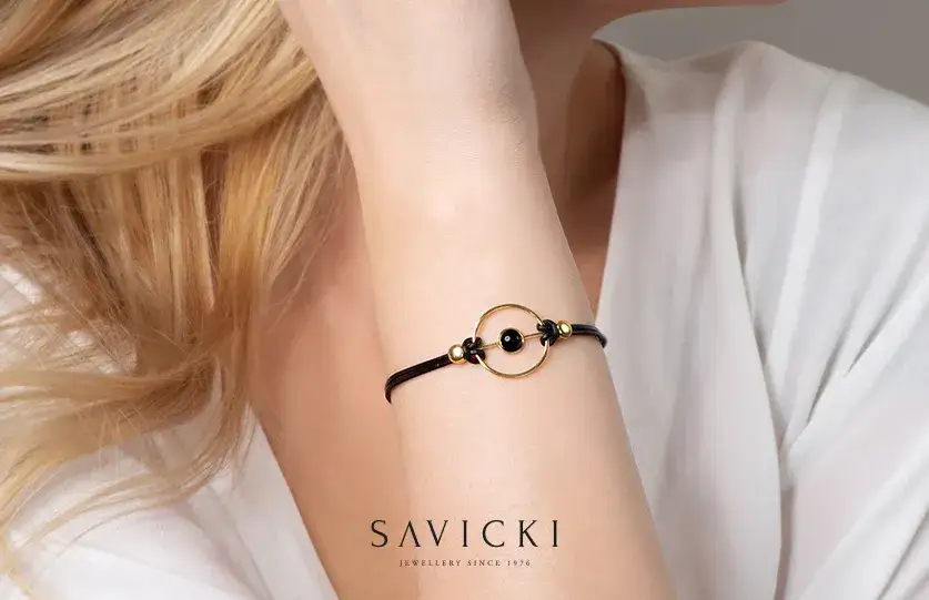 Na której ręce bransoletka? Odkryj znaczenie i wybór idealnej ręki