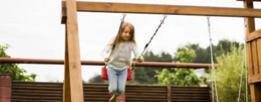 Jak zawiesić huśtawkę na belce - proste metody i cenne wskazówki