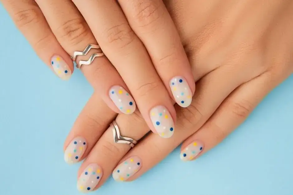 Jak zrobić krótkie paznokcie żelowe w domu – prosty poradnik dla początkujących