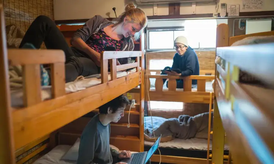 Jak wygląda nocleg w hostelu? Oczekiwania, zalety i pułapki