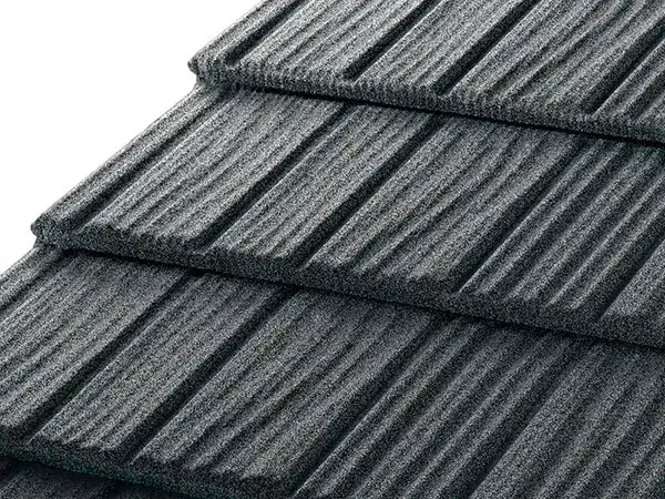 Blachodachówka płaska z posypką: trwałe i estetyczne pokrycie