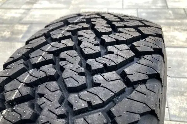 Jakie opony do SUV-a 4x4 wybrać, aby uniknąć problemów w terenie?