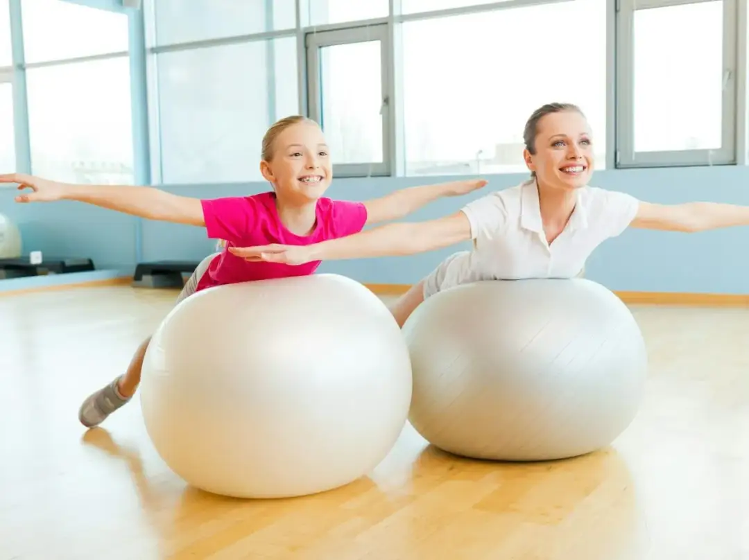 Jak dobrać idealny rozmiar piłki do skakania dla dziecka – poradnik dla rodziców