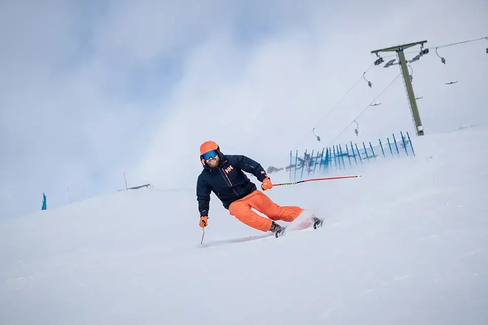 Co najlepiej założyć pod spodnie narciarskie, aby uniknąć zimna i zwiększyć komfort?