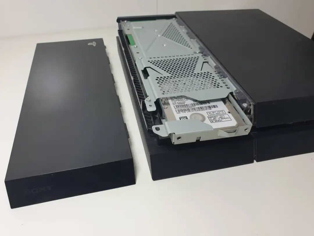 Myślę, że "Wymiana dysku na SSD w PS4 w 2026: Czy wciąż warto i jak to zrobić?" będzie najlepszym tytułem.
Wymiana dysku na SSD w PS4 w 2026: Czy wciąż warto i jak to zrobić?