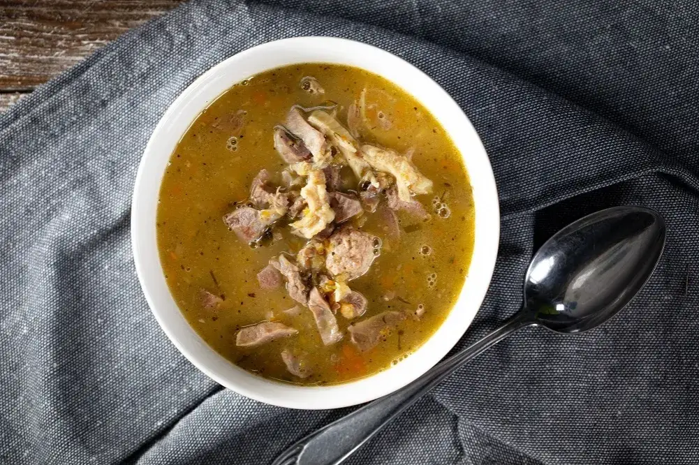 Gulasz z żołądków drobiowych: Sekret miękkości i głębi smaku!