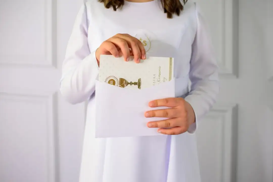 Komunia 2025: Ile włożyć do koperty? Sprawdź kwoty i porady