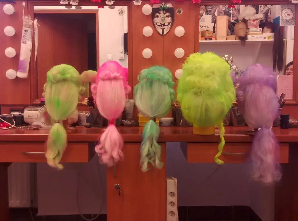 Czym zajmuje się perukarz w teatrze? Odkryj tajniki tej pracy