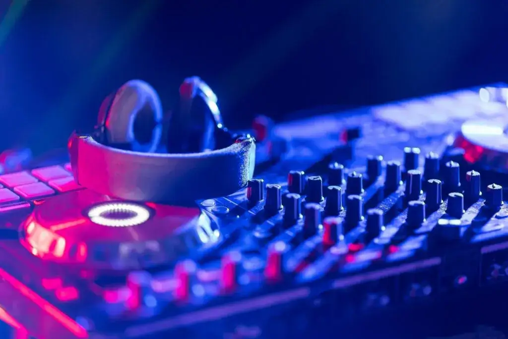 DJ na wesele: Ile kosztuje i jak nie przepłacić? Pełny poradnik.