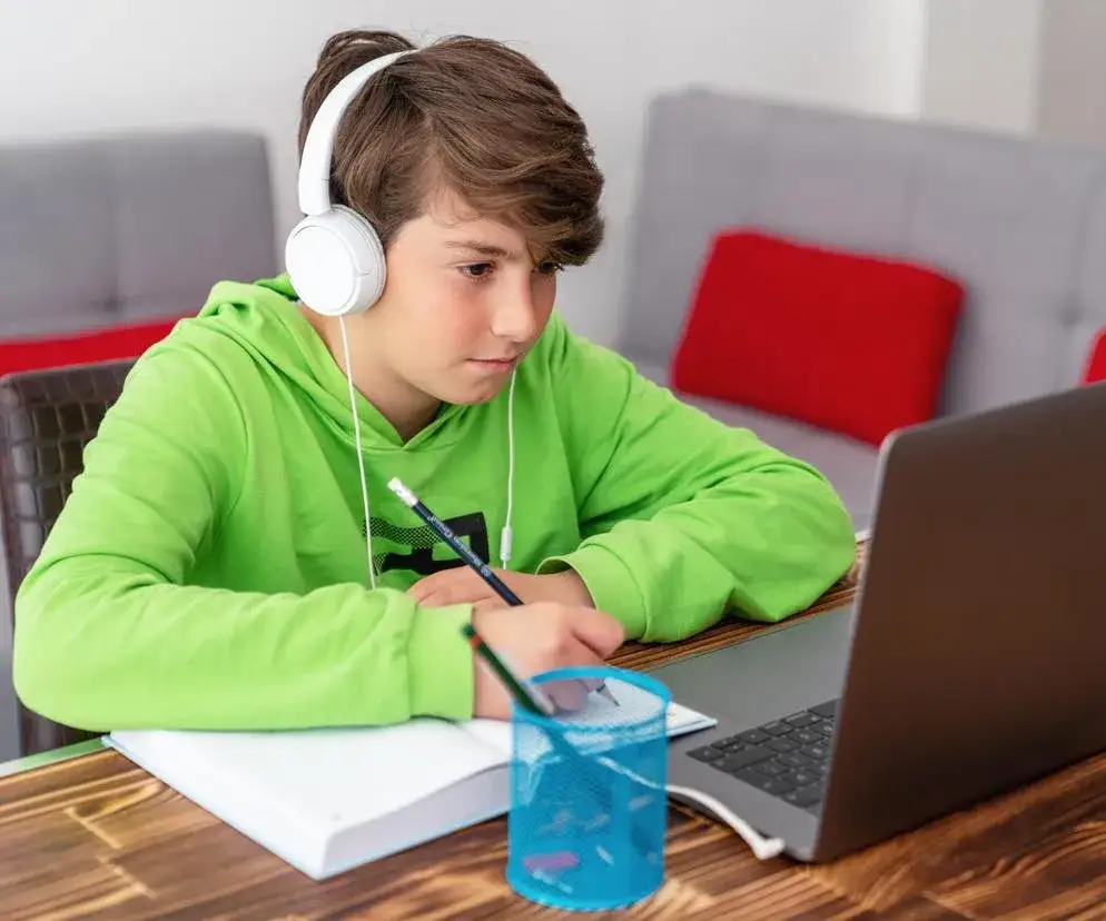 Ile kosztuje szkoła w chmurze? Sprawdź ceny, korzyści i wady nauki online