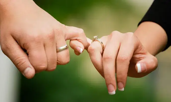 Na którym palcu pierścionek zaręczynowy po ślubie? Oto prawda!