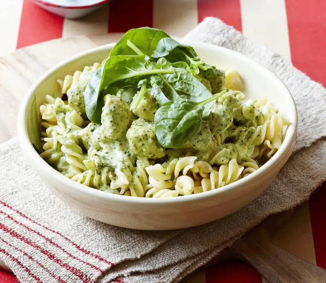 Co dodać do makaronu z pesto, aby zaskoczyć smakiem?