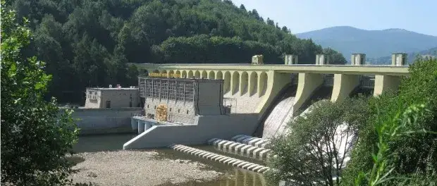 Jakie zagrożenia dla przyrody powodują elektrownie wodne i ich skutki