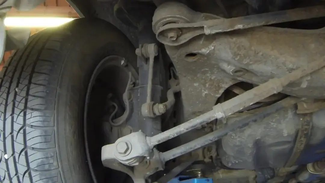 Oto podstępne objawy zużycia łącznika stabilizatora. Nie przegap!