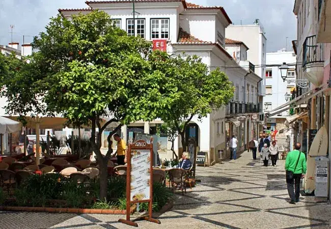 Explora el encanto del casco antiguo de Lagos y sus secretos ocultos