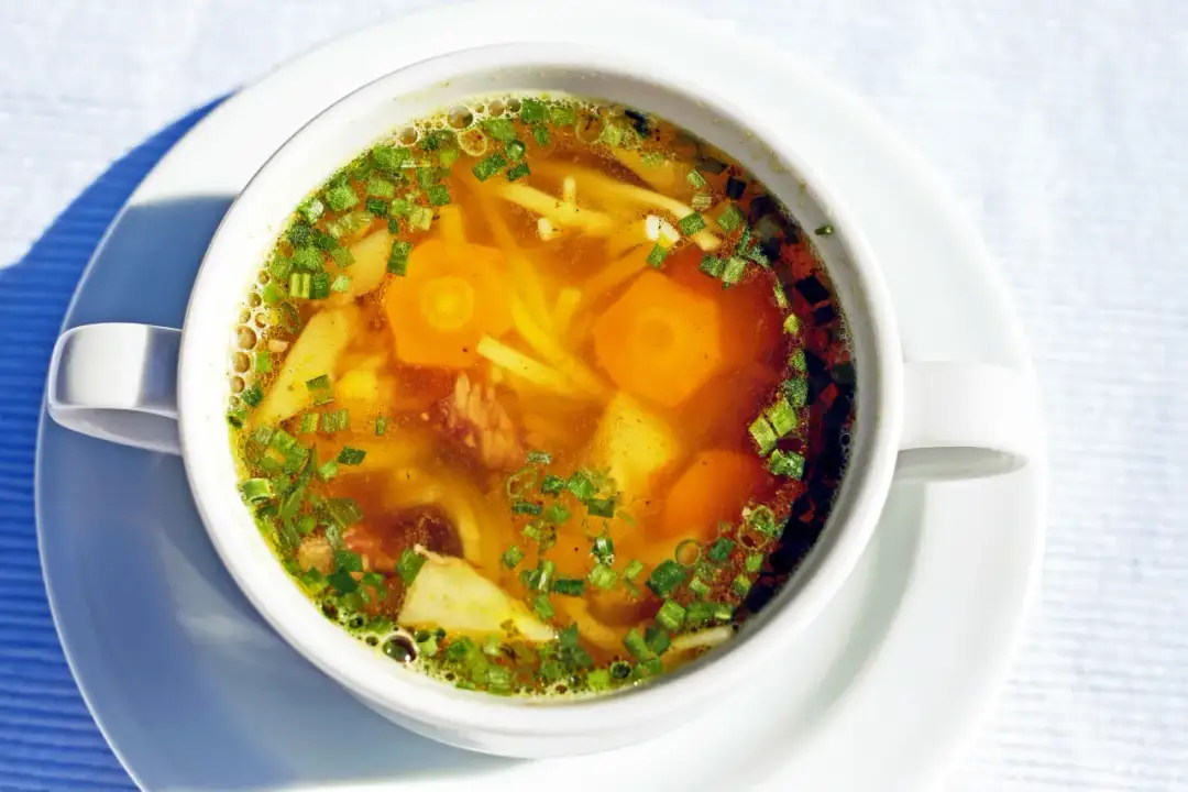 Jak długo gotować rosół z kurczaka, by uzyskać najlepszy smak?