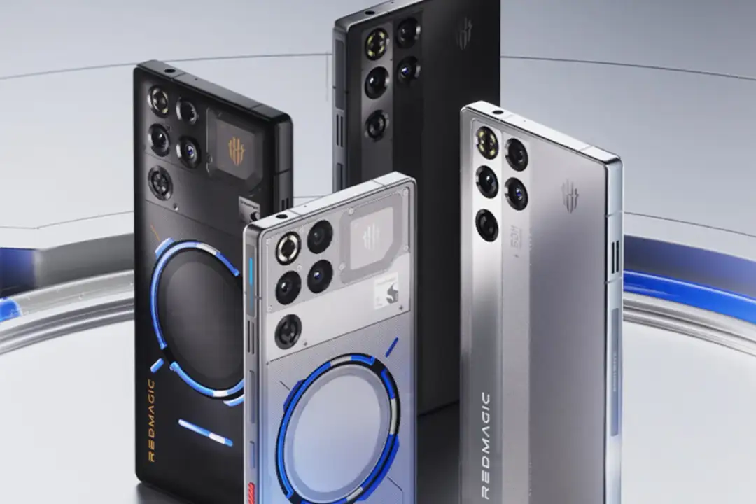 Cztery smartfony RedMagic, pokazujące różnicę między flagowcem z zeszłego roku a średniakiem z 2026.