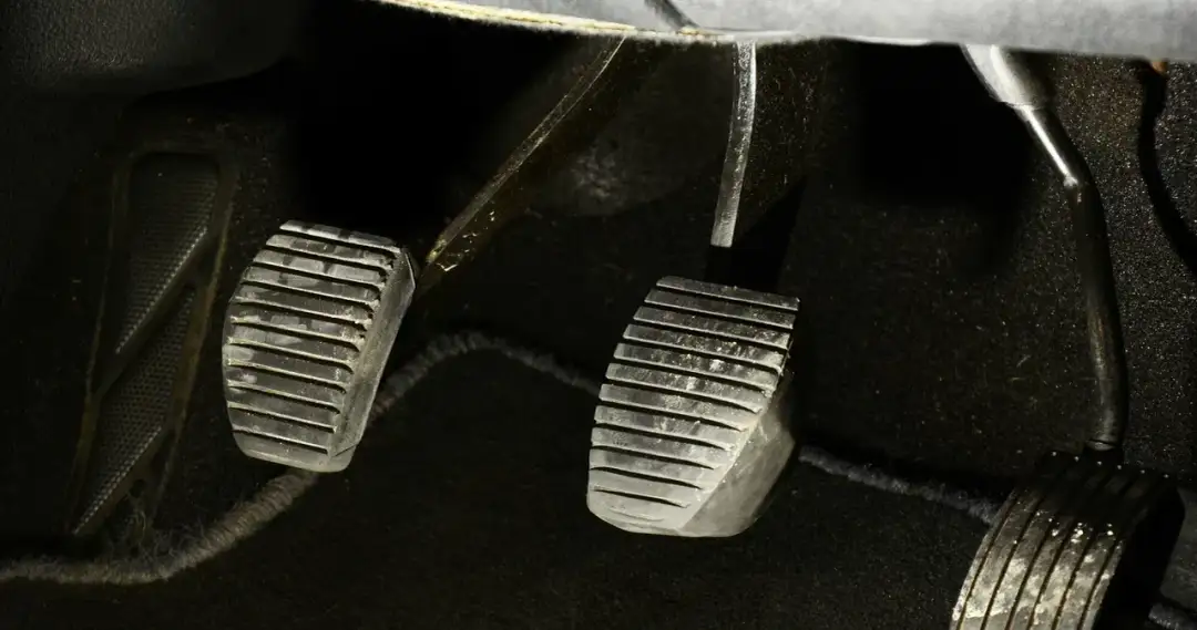 Gdzie jest sprzęgło w samochodzie? Odkryj jego kluczową rolę i lokalizację