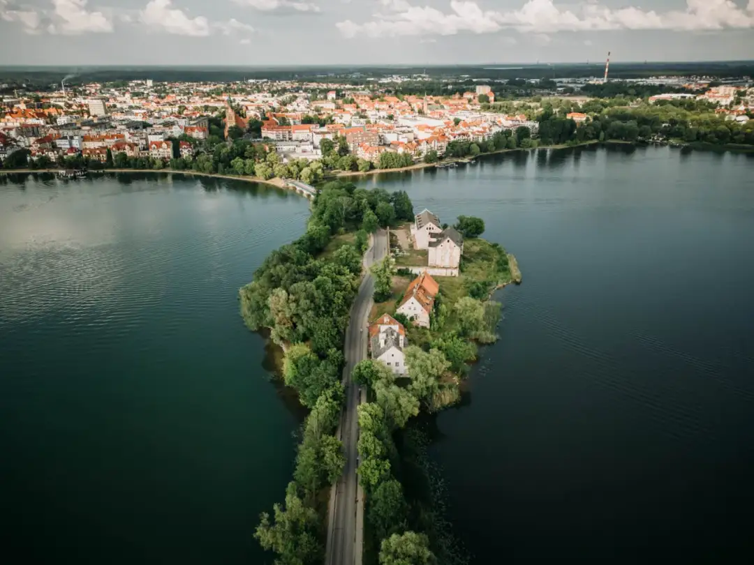Jezioro Ełckie: atrakcje, historia i praktyczne informacje dla turystów