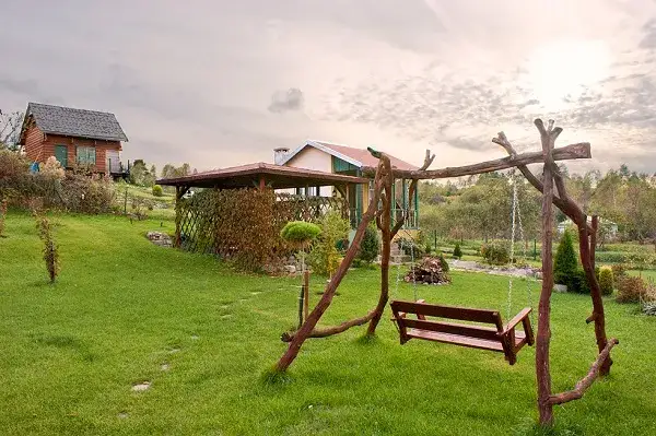 Jakie drewno na huśtawkę ogrodową? Wybierz najlepsze i trwałe opcje