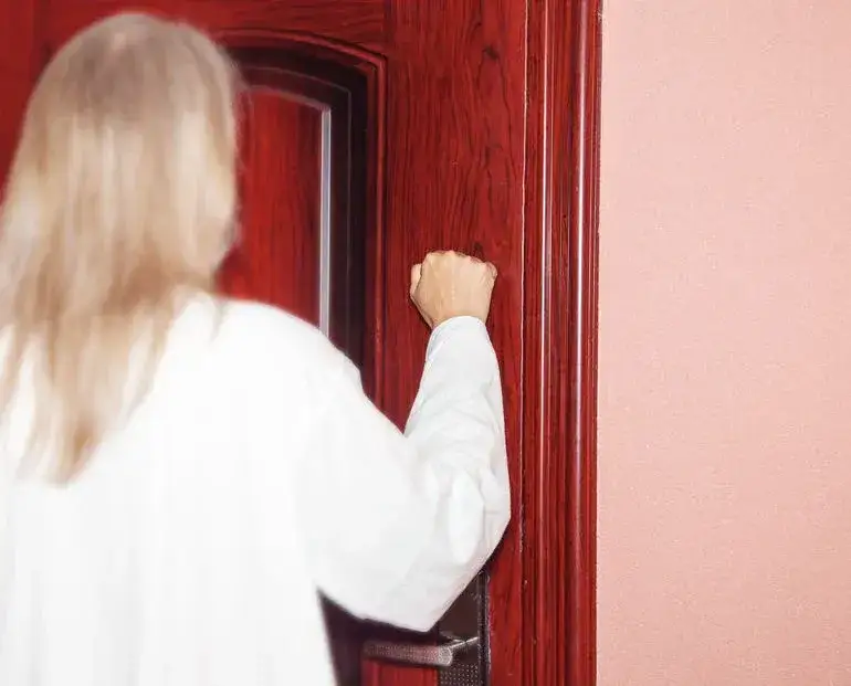 Czy właściciel mieszkania może zakazać przyjmowania gości? Sprawdź prawa najemcy