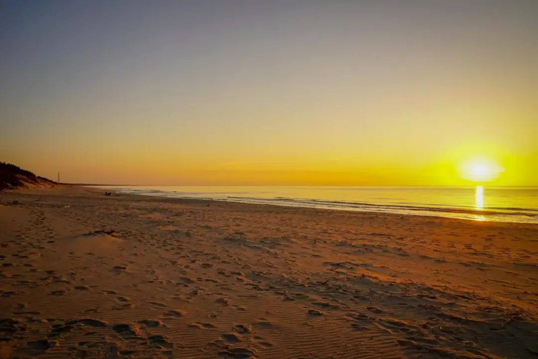 Zachód słońca nad morzem: Kiedy i gdzie oglądać? Poradnik