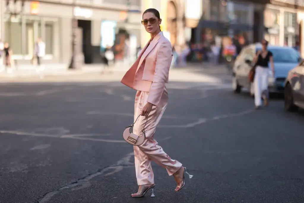 Garnitur damski ślubny: Stylowe propozycje dla panny młodej