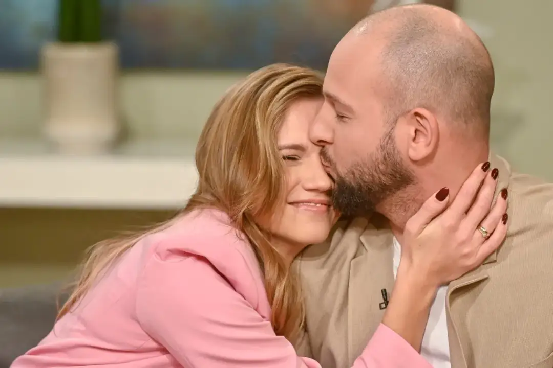 Agnieszka Kaczorowska w ramionach ukochanego, czuły pocałunek na policzku. Ich romans kwitnie.