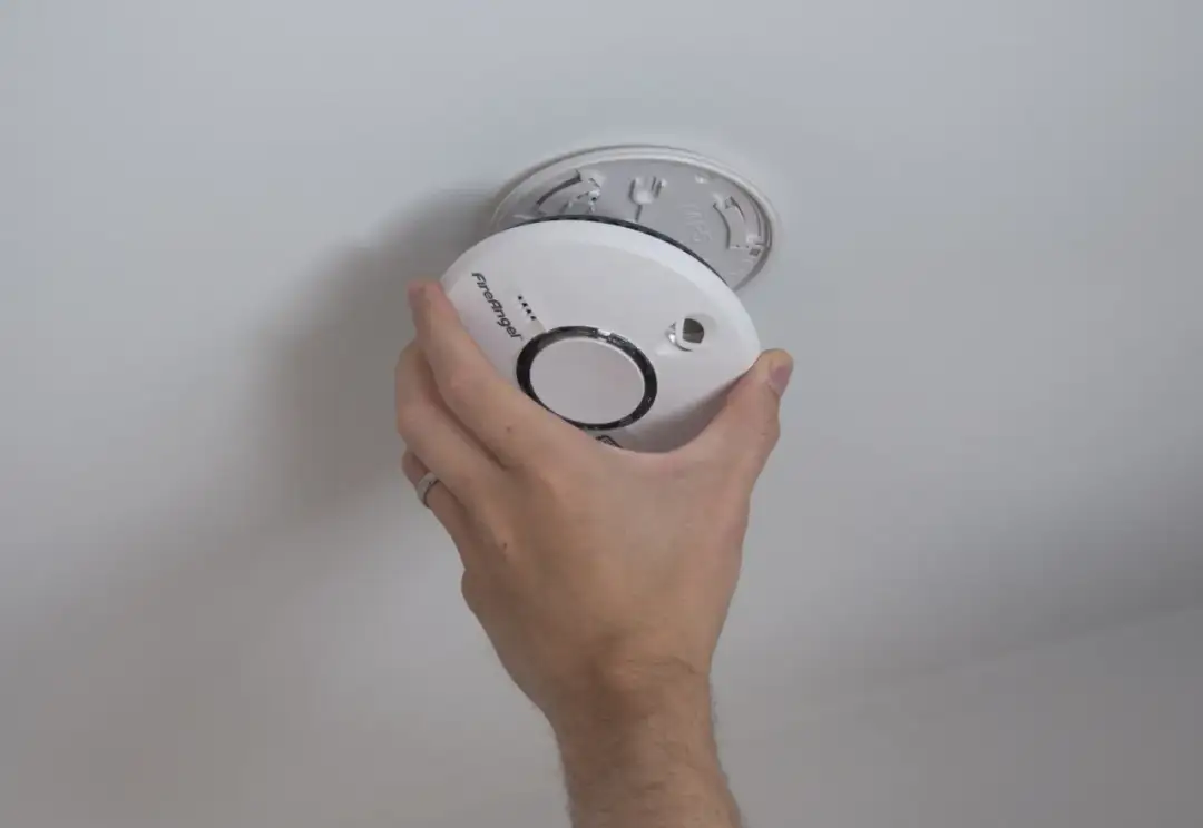 Jak wyłączyć czujnik czadu – uniknij fałszywych alarmów i zagrożeń