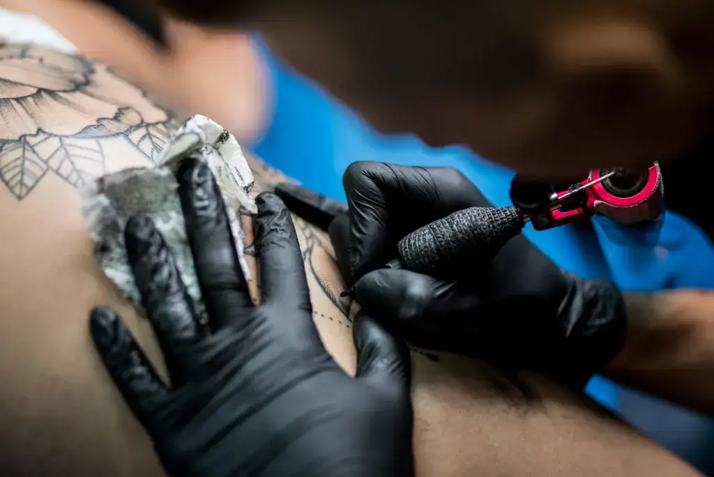 Ile kosztuje zrobienie tatuażu? Sprawdź ceny i co wpływa na koszt