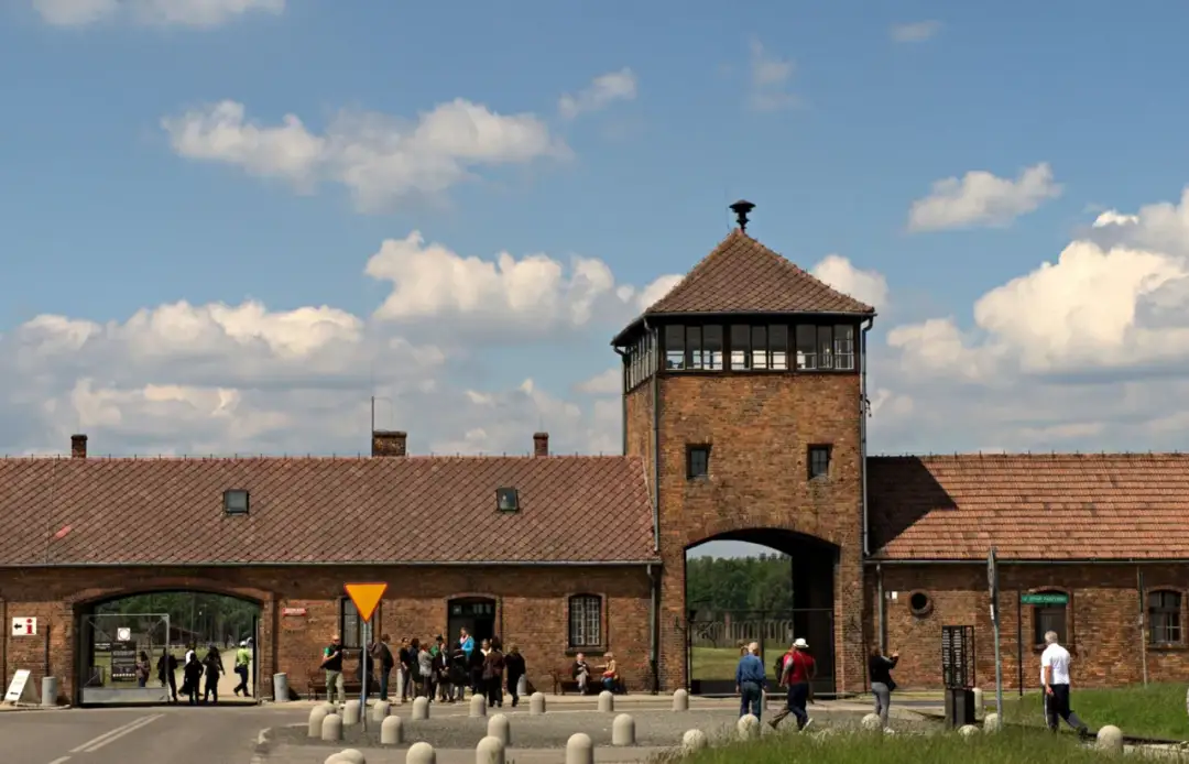 Brama Śmierci - jak wyglądało wejście do Auschwitz?