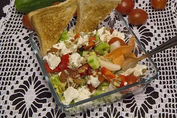 Jak zrobić sałatkę z serem feta, która zachwyci Twoich gości