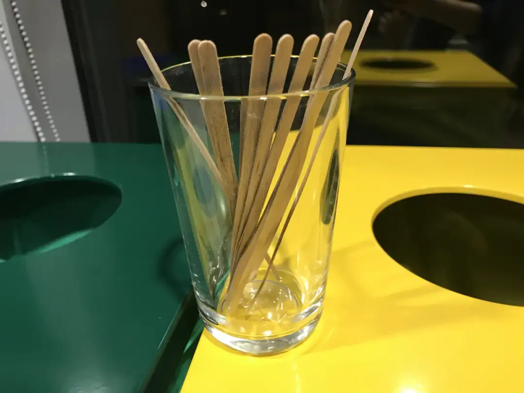 Twoja słomka bez plastiku: Zakaz, kary i wybór idealnej alternatywy