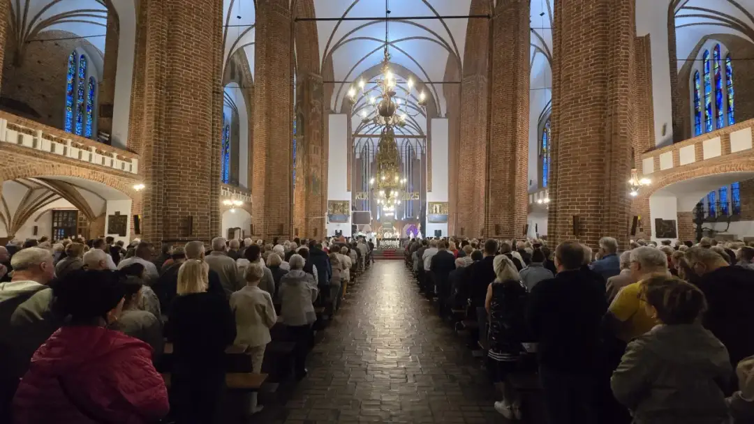 Dlaczego kolumny w katedrze Kołobrzeg są krzywe? Odkryj przyczyny