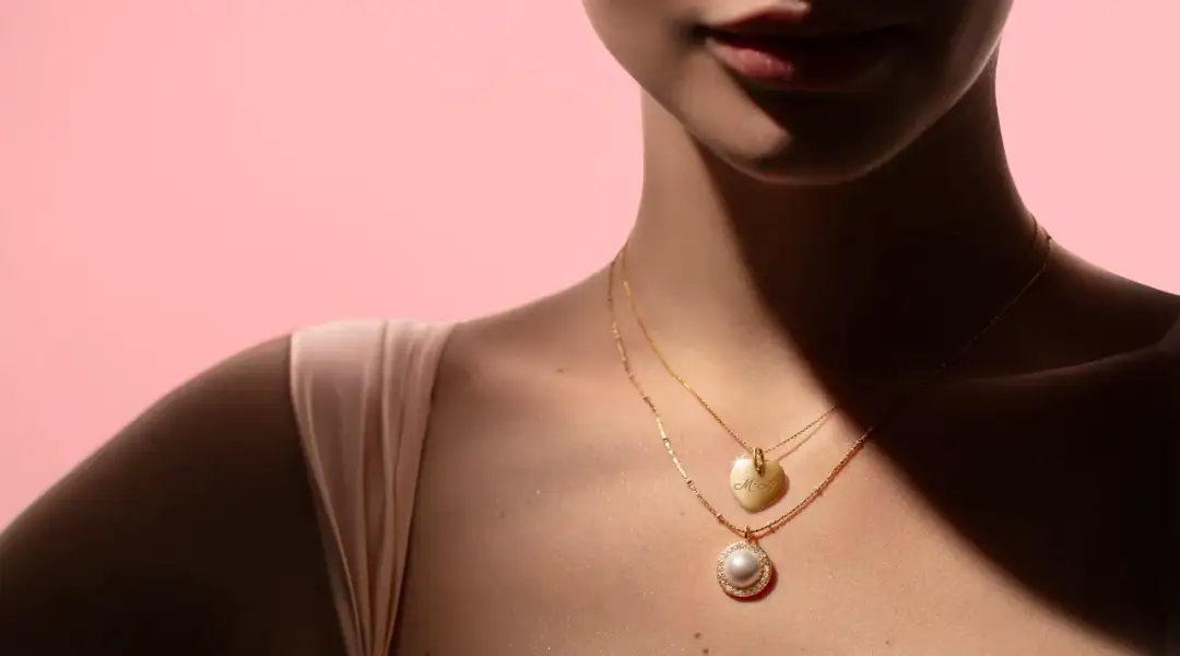 Jaki naszyjnik do różowej sukienki? 5 idealnych propozycji