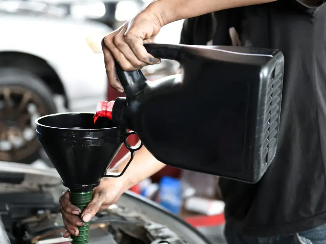 Jaki olej do benzyny z gazem? Wybierz najlepszy dla swojego silnika