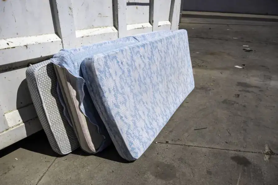 Gdzie wyrzucić materac dmuchany? Poznaj najlepsze metody utylizacji