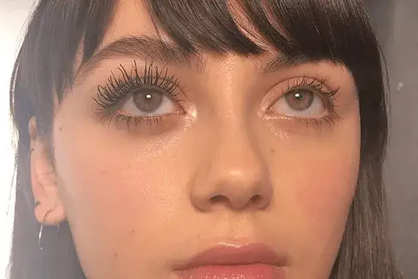 Krótkie rzęsy? Odkryj tusz i techniki na spektakularny efekt!