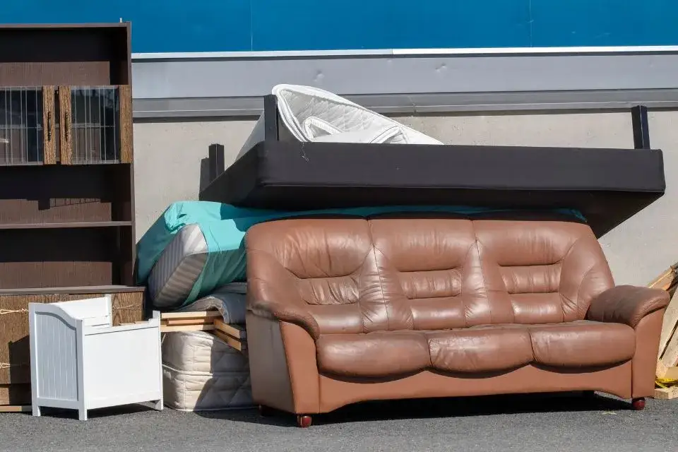 Gdzie można oddać meble za darmo i uniknąć dodatkowych kosztów