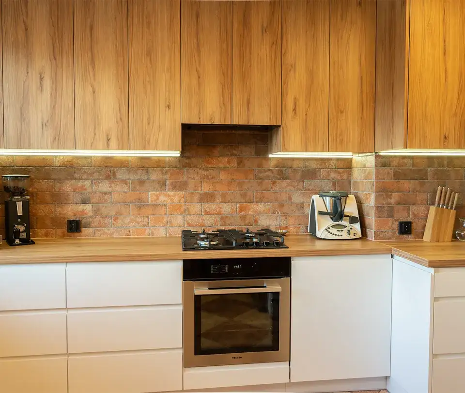 Jakie ściany do kuchni białej z drewnem? Odkryj idealne kolory