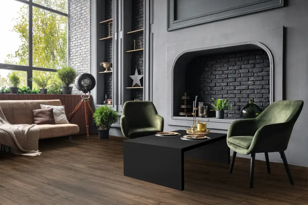 Jak układać panele podłogowe względem okna, aby uniknąć błędów?