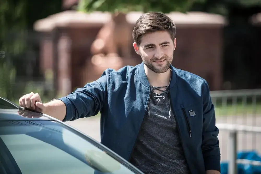 Kim był Adam z Gliniarzy? Poznaj tajemnice popularnego serialu kryminalnego