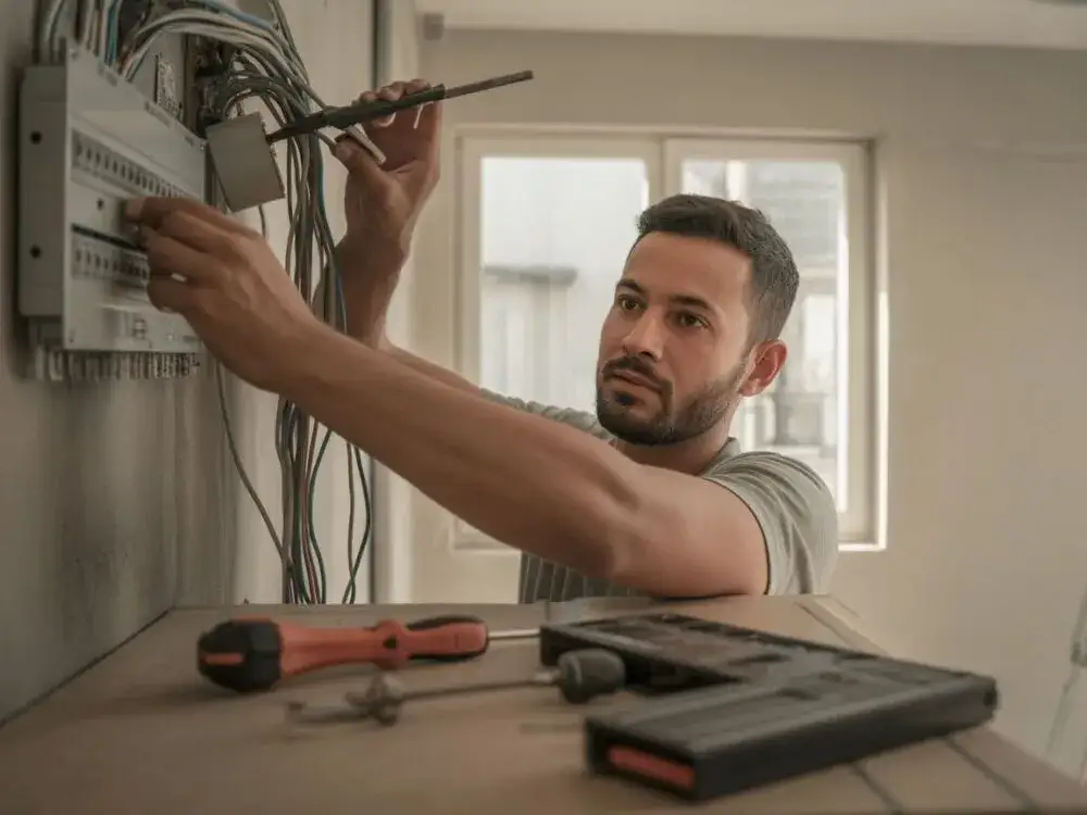 Elektryka w domu: Samodzielnie? Odbiór elektryka SEP. Koszty 2025