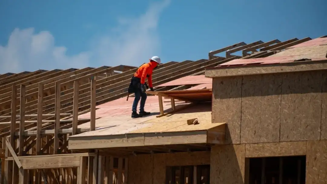 Ile zarabia dekarz za granicą? Zaskakujące różnice w wynagrodzeniach