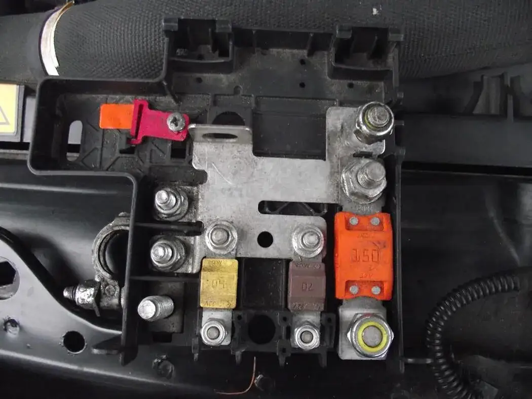 Czym smarować styki elektryczne w samochodzie, aby uniknąć awarii?