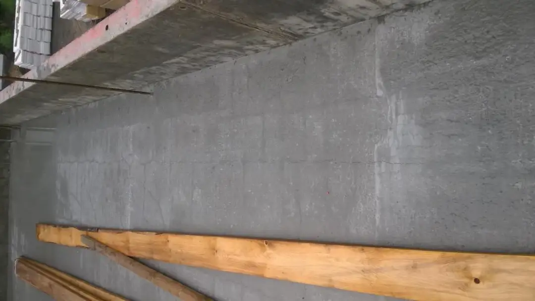 Ile schnie strop po zalaniu? Kluczowe czynniki wpływające na czas schnięcia