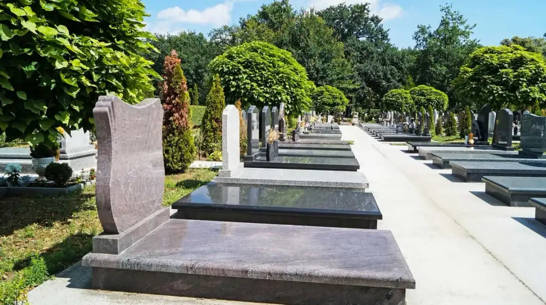 Jak znaleźć zmarłego na cmentarzu Police - łatwe sposoby na lokalizację grobu