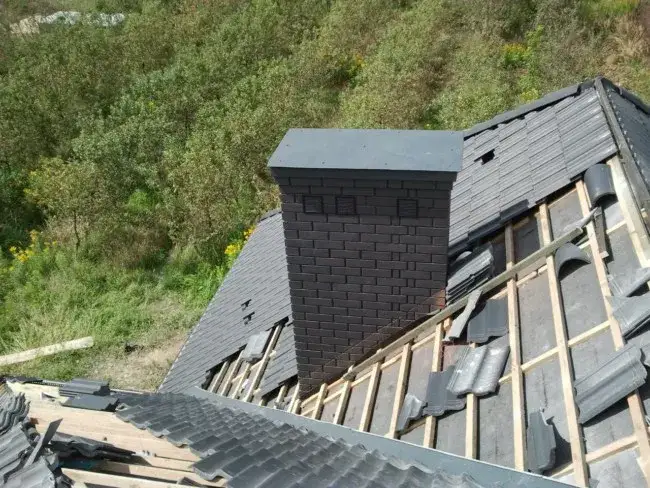 Ile powinien wystawać komin ponad dach, aby uniknąć problemów?