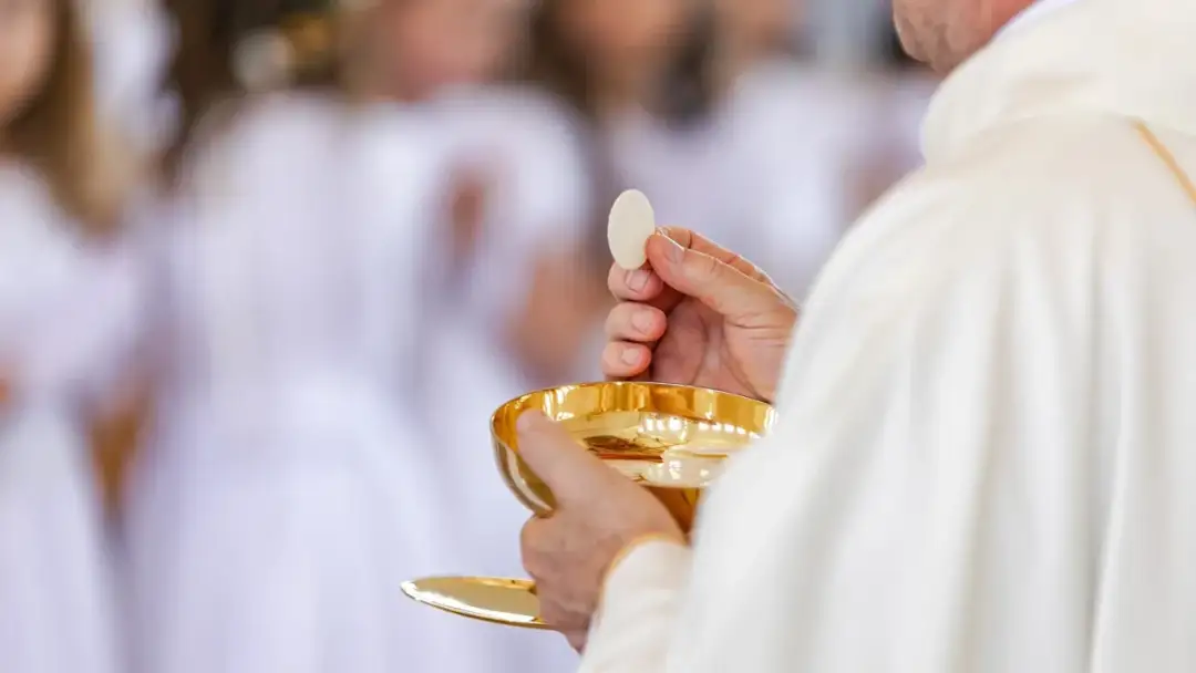 Czy po spowiedzi trzeba iść do komunii? Ważne zasady i wyjaśnienia